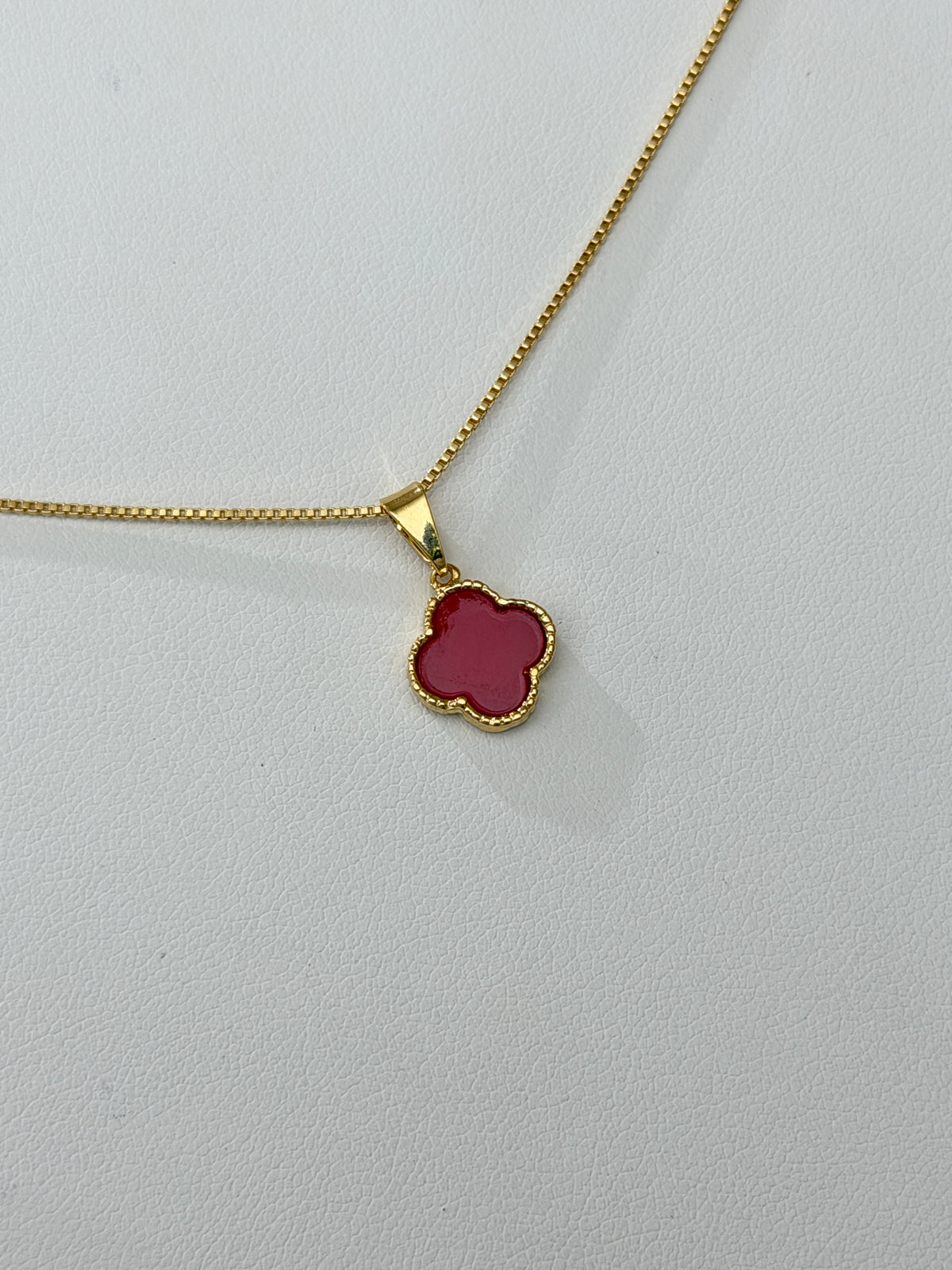 Dije trébol rojo