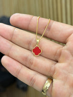 Dije trébol rojo