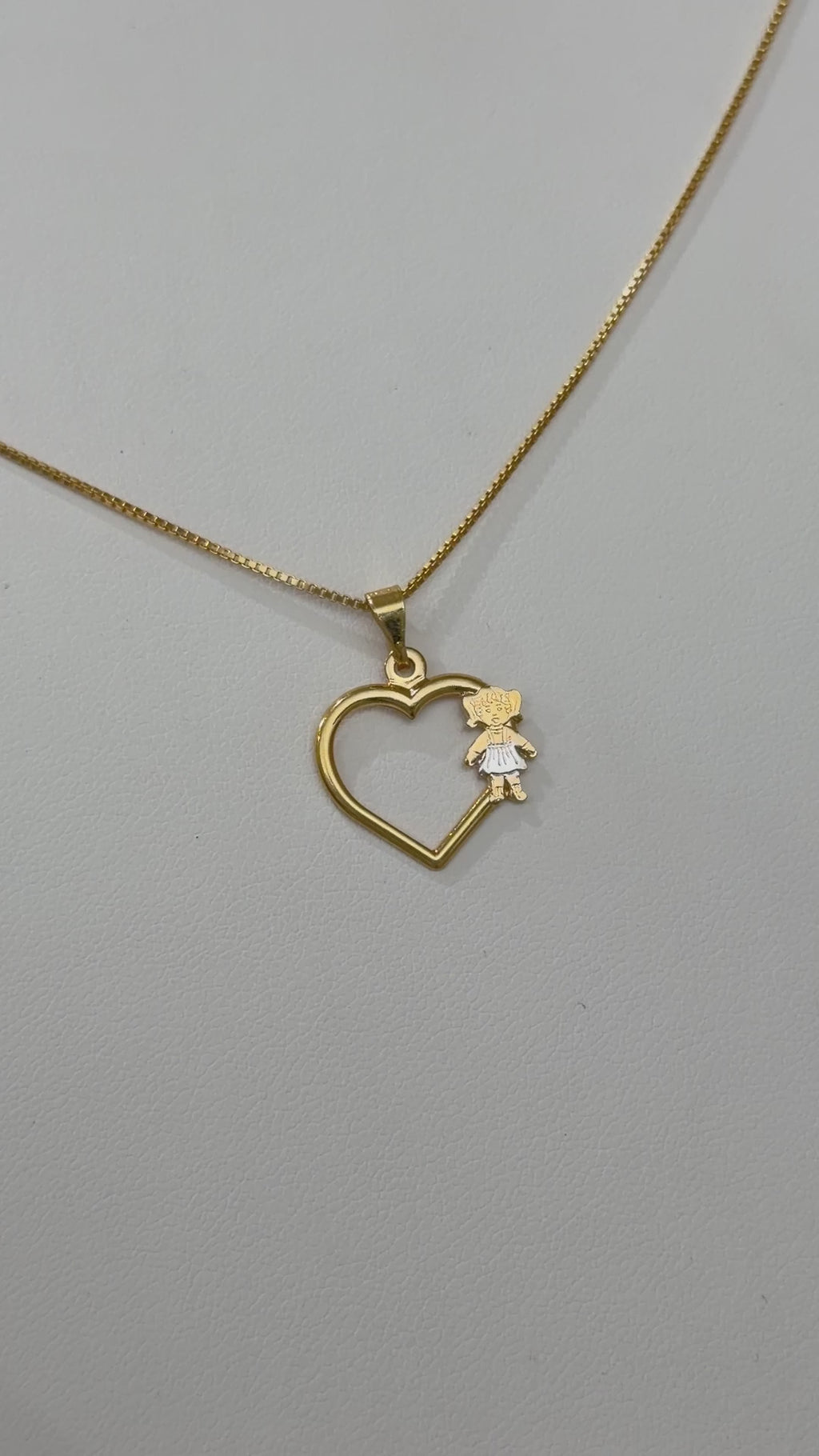 Dije corazón niña