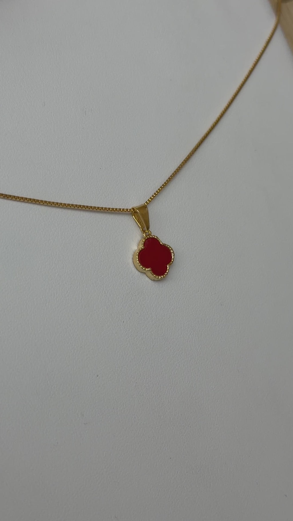 Dije trébol rojo