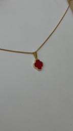 Dije trébol rojo