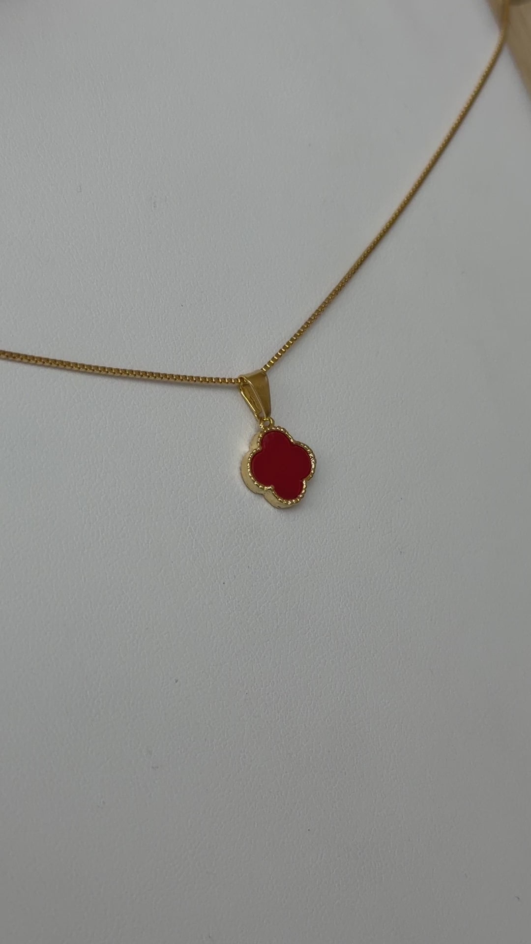 Dije trébol rojo